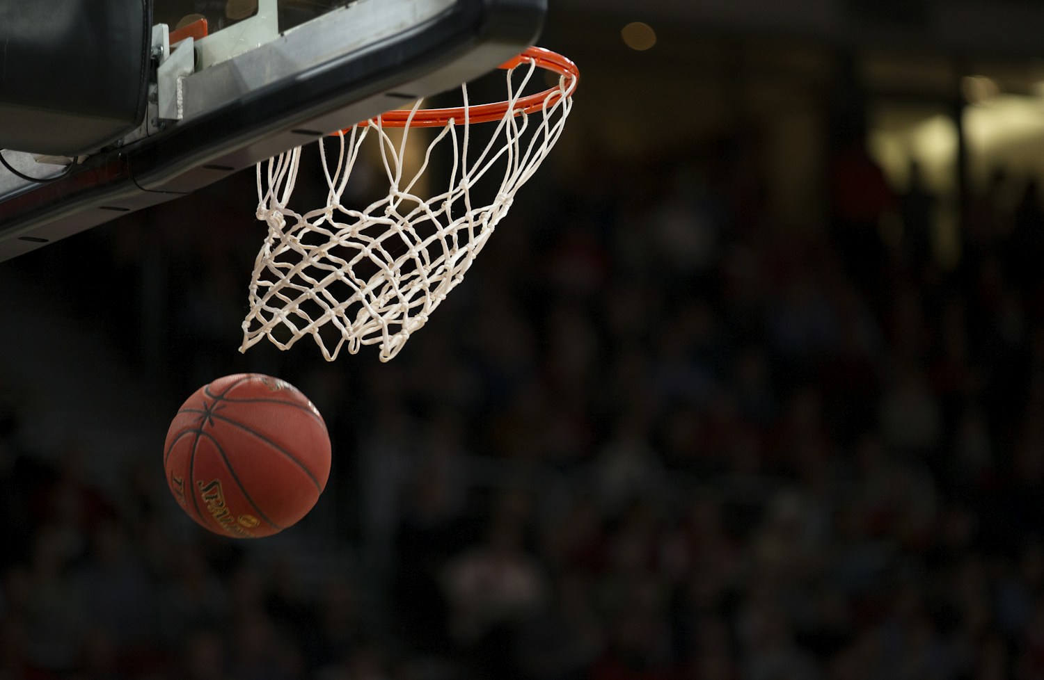 Cancha de baloncesto en una arena iluminada